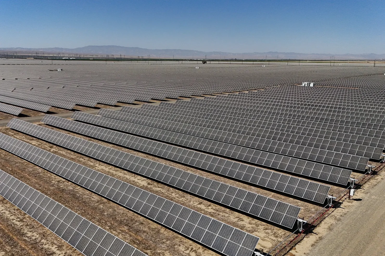Panel solar en zona &aacute;rida de Mendoza